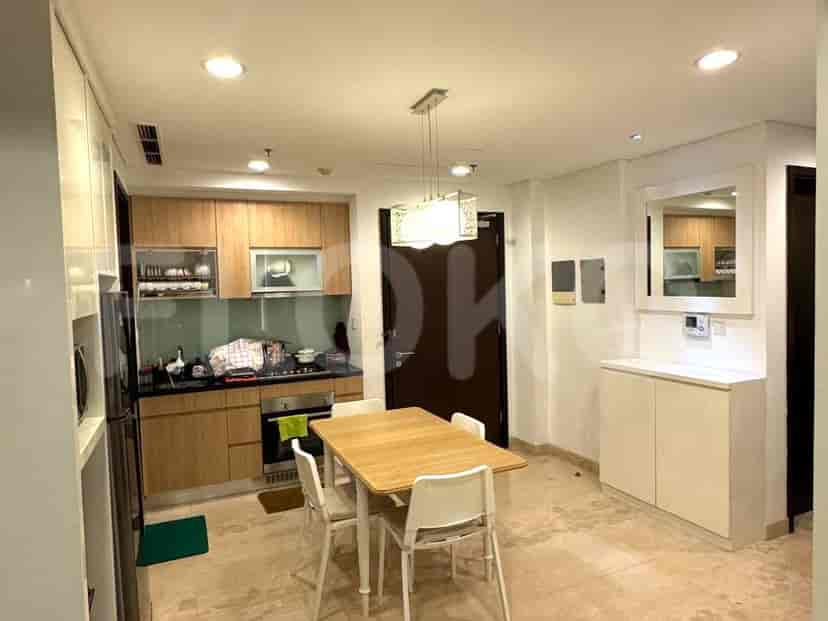 Area dapur/ruang makan dengan meja.