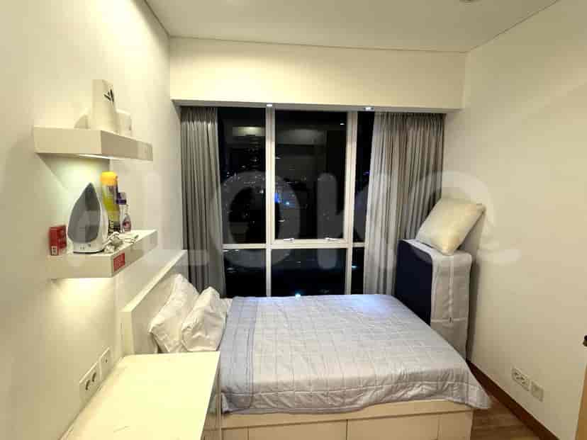 Kamar tidur dengan tempat tidur dan jendela.