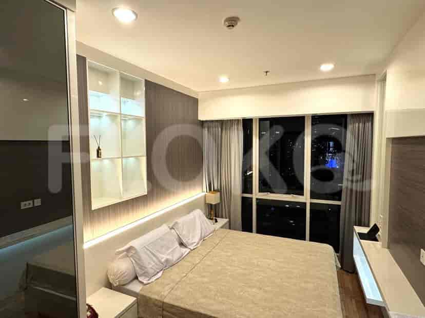 Kamar tidur dengan tempat tidur, gorden, dan pemandangan kota.