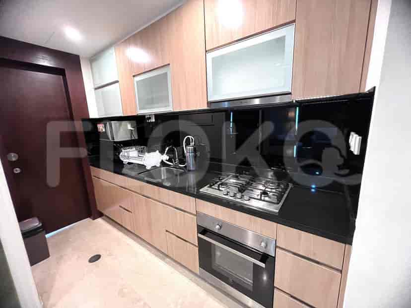 Dapur modern dengan peralatan stainless steel.