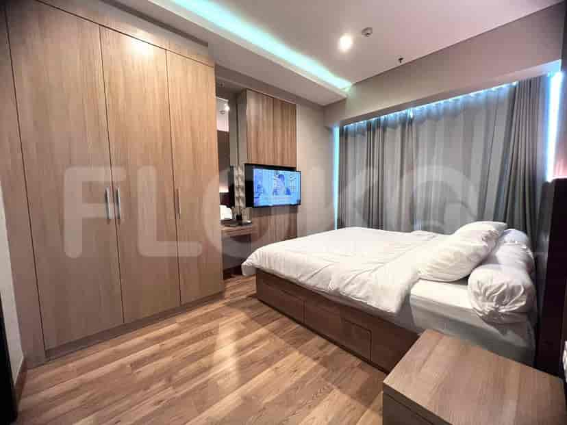 Kamar tidur dengan tempat tidur dan lemari pakaian kayu.
