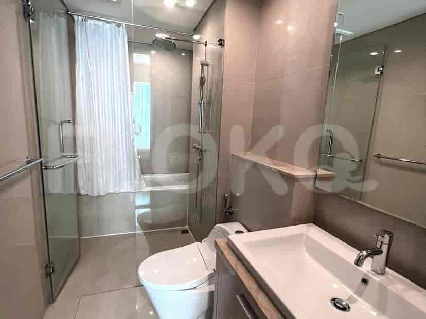 Kamar mandi dengan pancuran, bak mandi, dan wastafel.