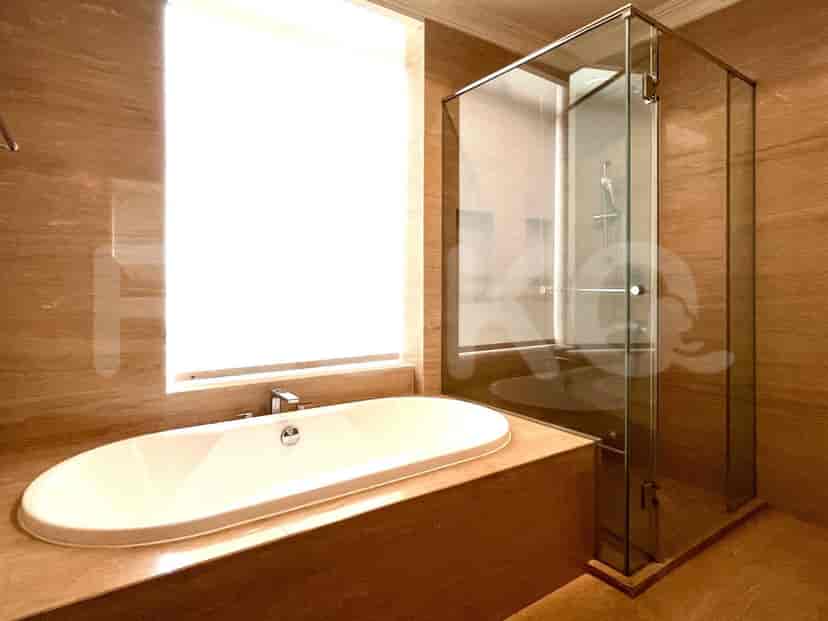 Kamar mandi mewah dengan bak mandi dan pancuran terpisah.