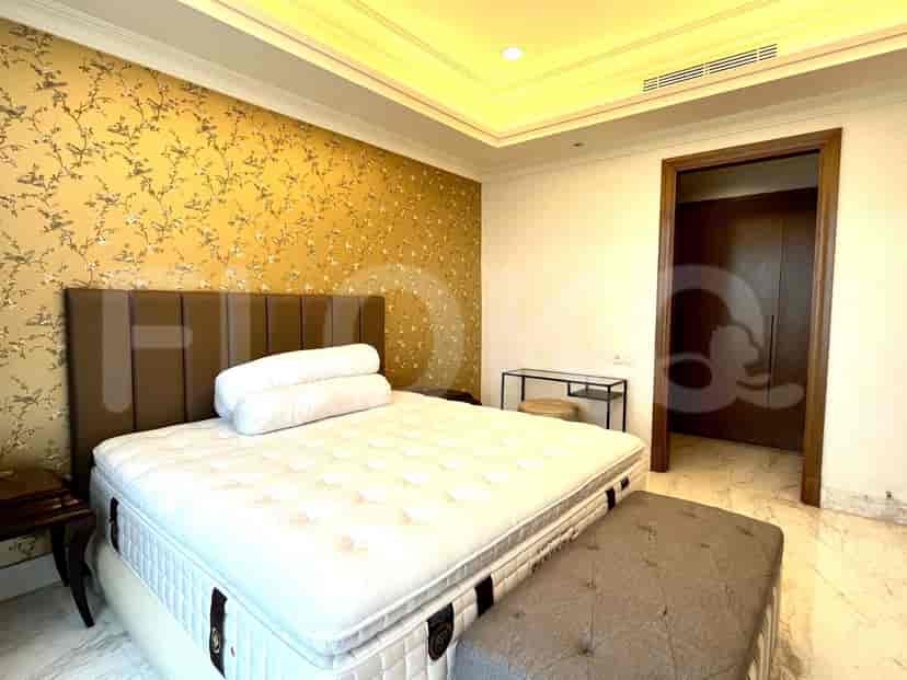 Kamar tidur dengan tempat tidur, bangku, dan area rias.