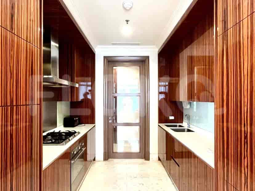 Dapur modern dengan lemari kayu dan peralatan baja tahan karat.