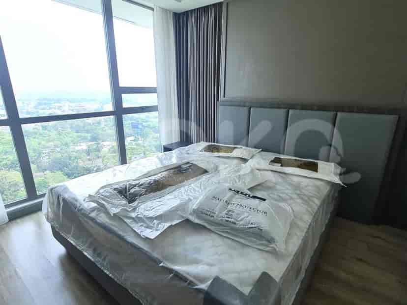 Kamar tidur modern dengan tempat tidur besar, jendela, dan gorden.