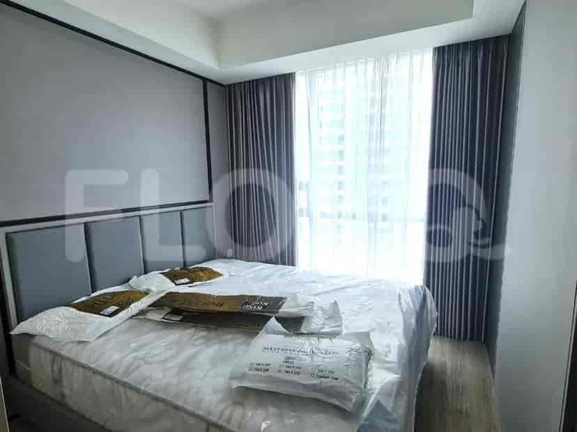 Kamar tidur dengan tempat tidur besar, jendela, dan gorden.
