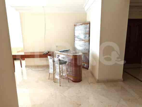 Dining area and entrance with a bar.
