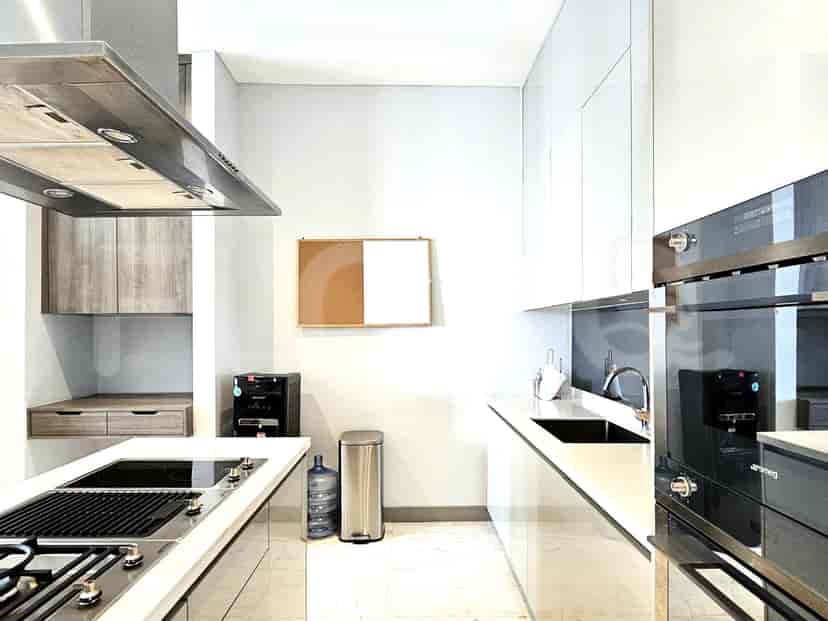 Another angle of the modern kitchen with the cooktop.