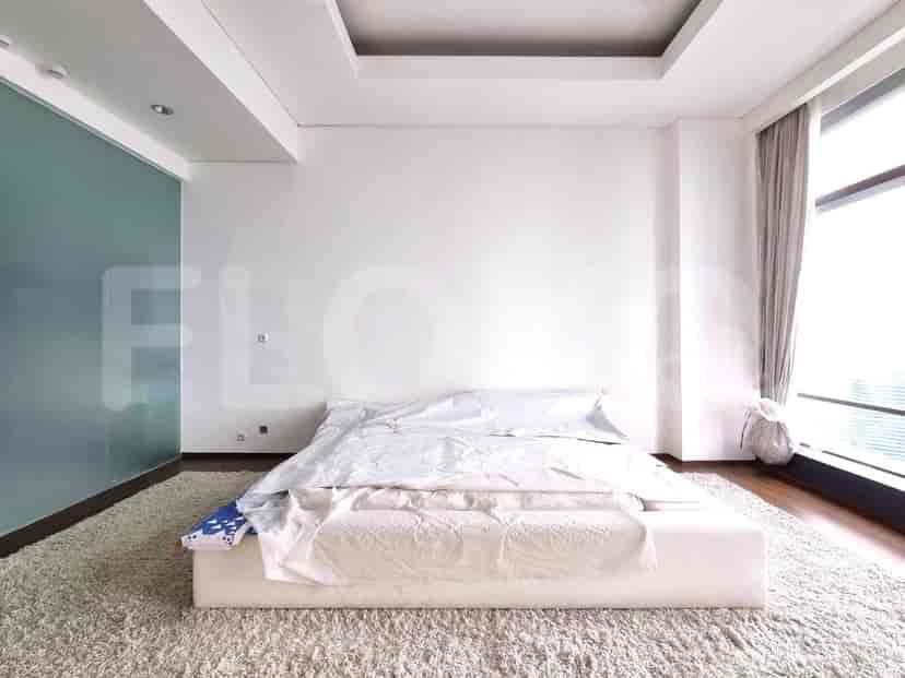 Bedroom with a large bed and a minimalistic, stylish design.