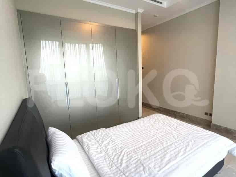 Kamar tidur dengan lemari built-in dan tempat tidur ganda.