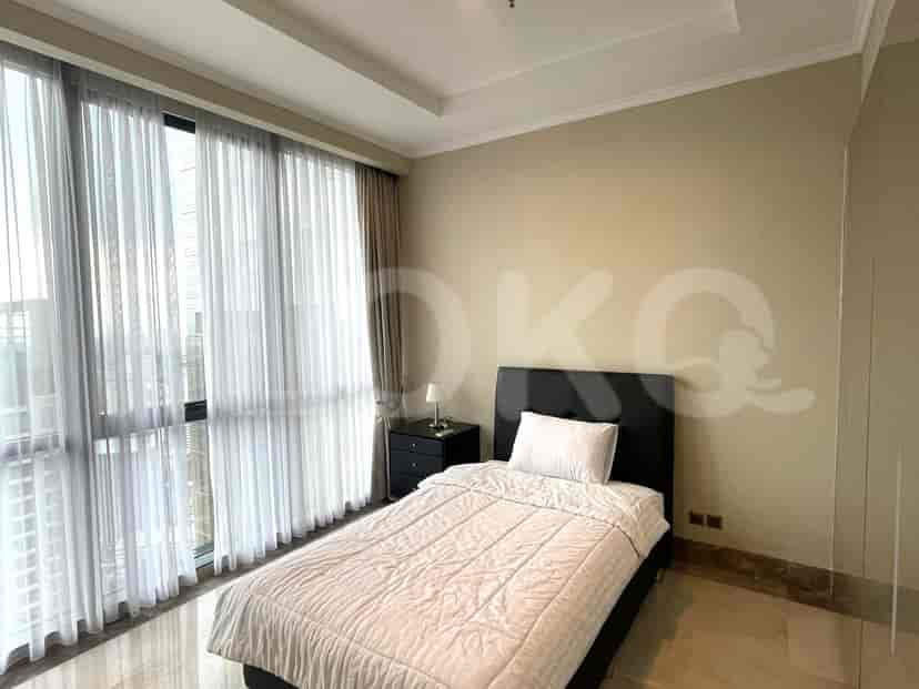 Kamar tidur yang menampilkan jendela besar, gorden, dan tempat tidur.