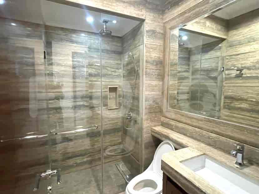 Kamar mandi dengan pancuran jalan kaki, dan cermin rias.