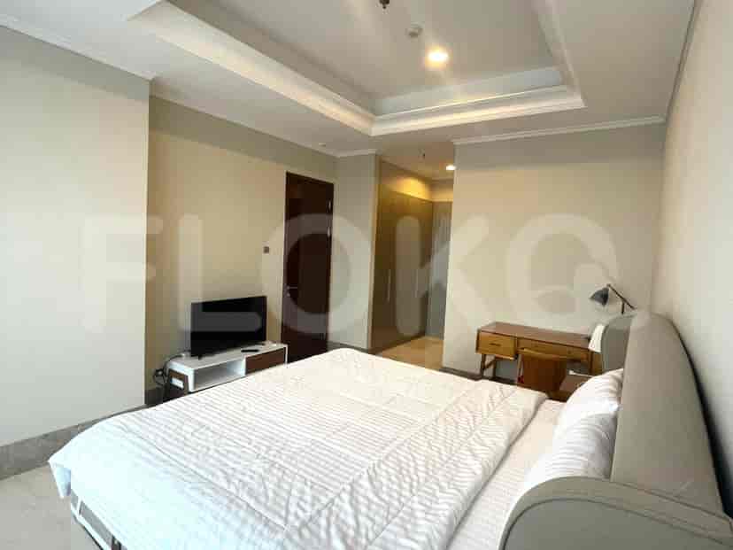 Kamar tidur dengan TV layar datar, tempat tidur ganda, dan konsol kayu.