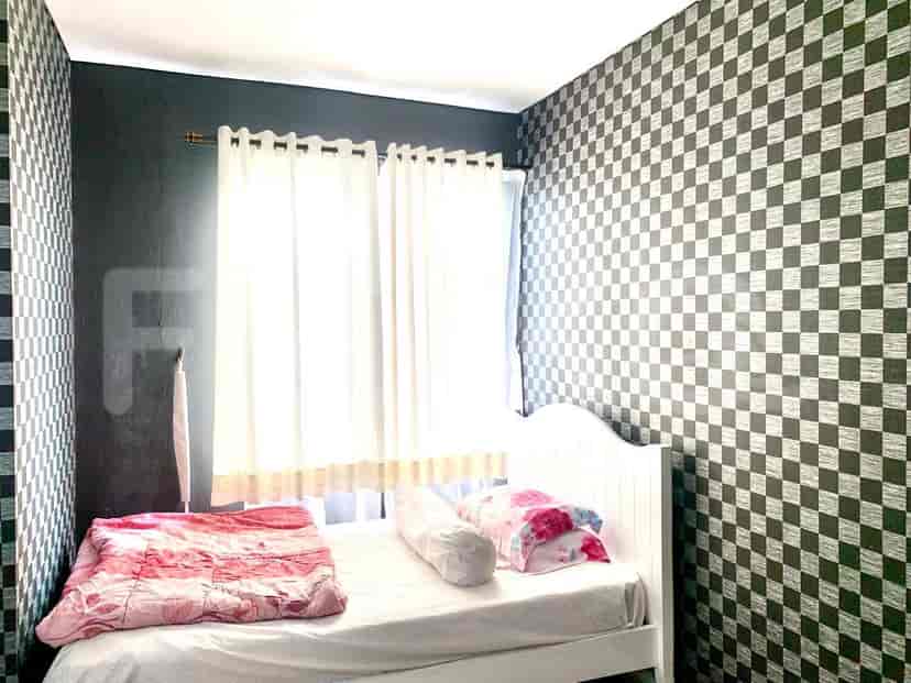 Kamar tidur yang menampilkan tempat tidur dengan gorden dan dinding bermotif.