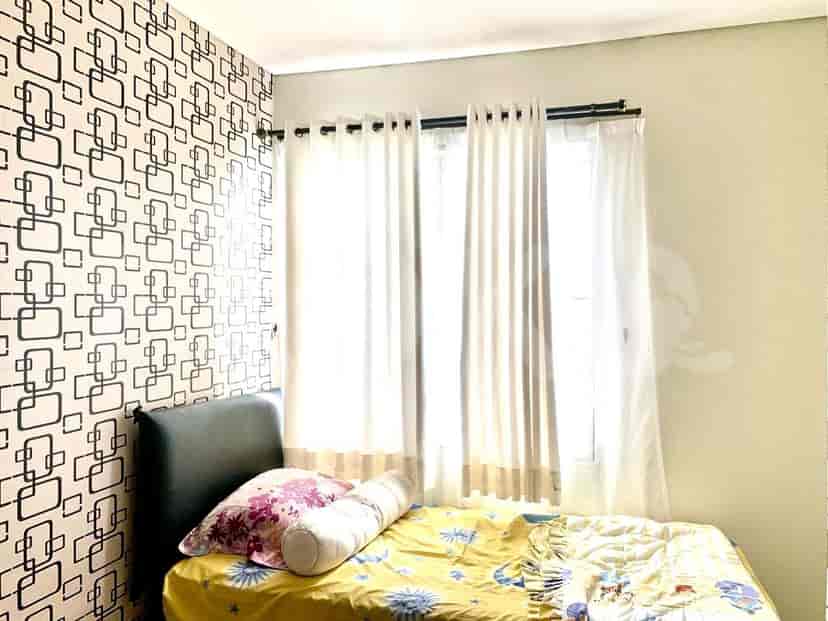 Kamar tidur dengan tempat tidur dan gorden.