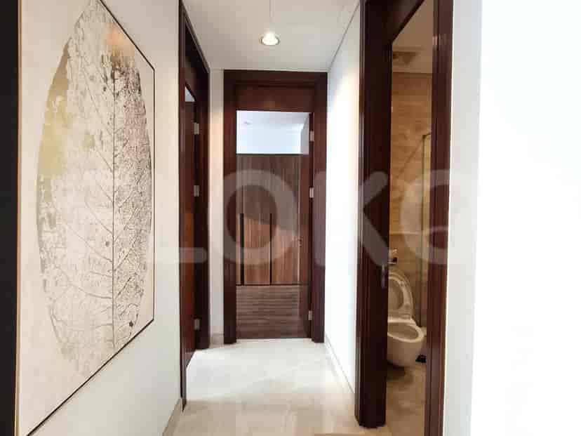 Lorong yang menghubungkan ruangan di dalam apartemen.