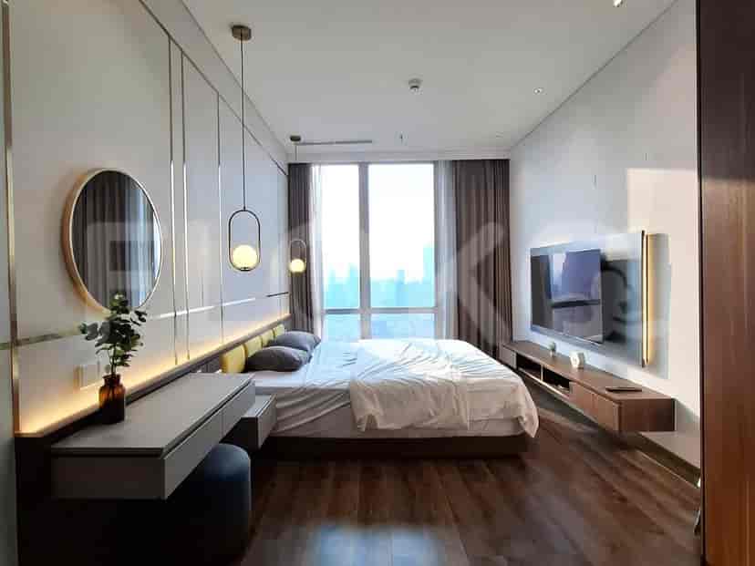 Kamar tidur elegan yang menampilkan tempat tidur ukuran king dan pemandangan kota.