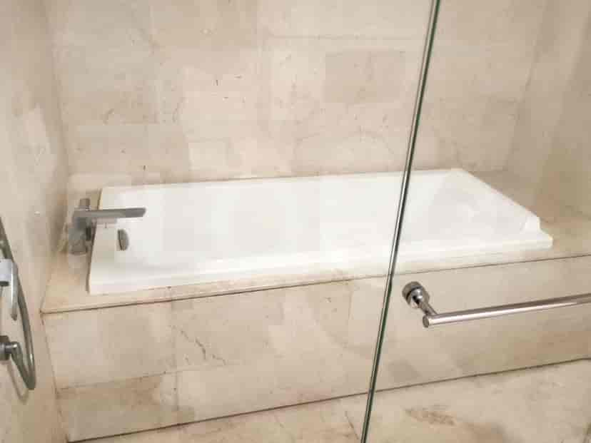 Bathroom with a bathtub.