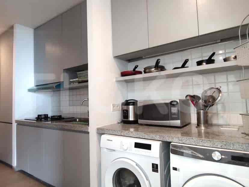 Dapur kecil dengan peralatan built-in dan lemari atas.