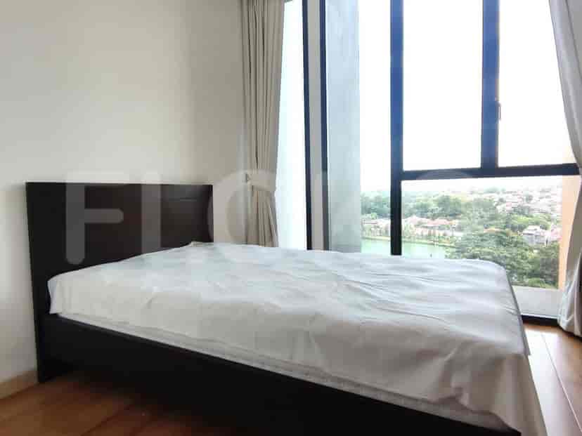 Kamar tidur dengan tempat tidur, jendela besar, dan pemandangan lanskap.