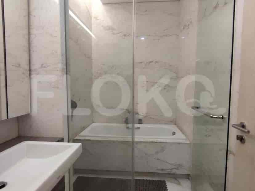 Kamar mandi modern dengan shower dan bathtub.