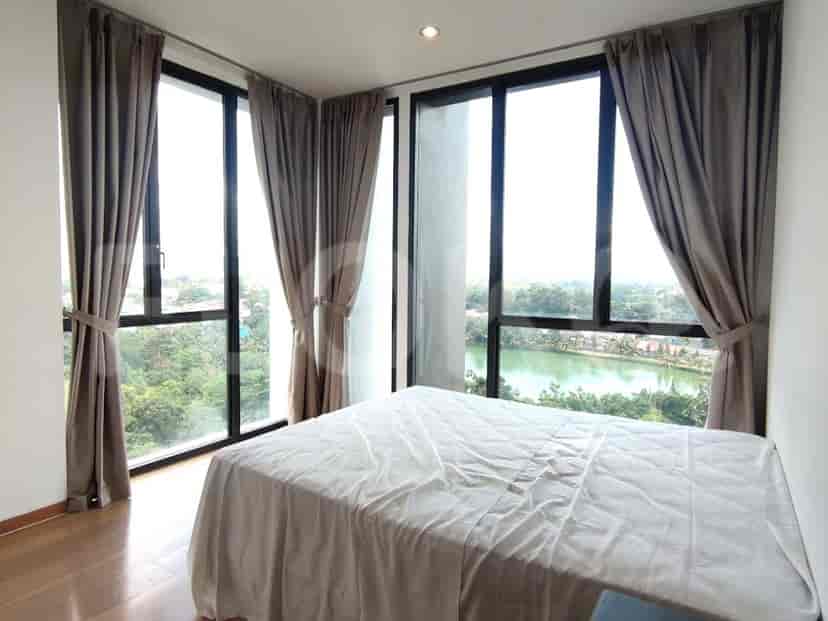Kamar tidur dengan jendela besar yang menawarkan pemandangan lanskap.