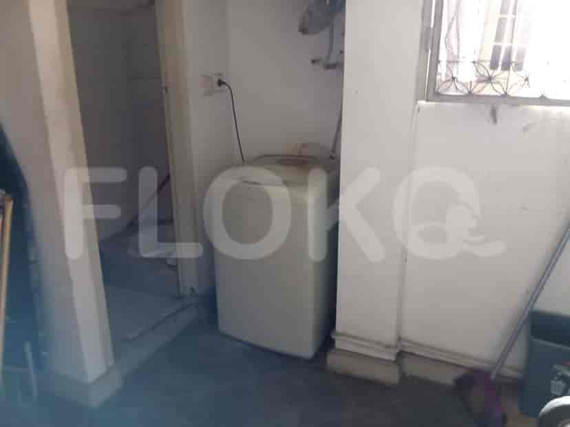 A laundry room with a washing machine.