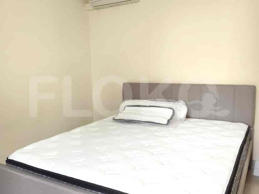 Bedroom with a bed and a pillow.