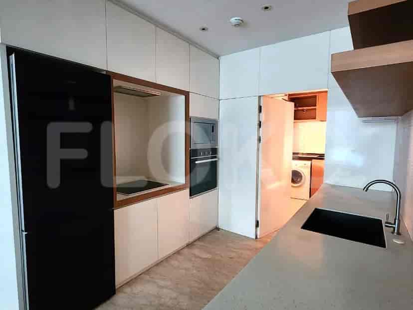 Kamar mandi modern dengan bak mandi dan pancuran.