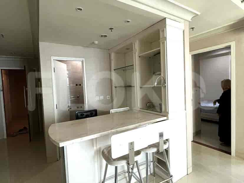 Modern kitchen with a breakfast bar.