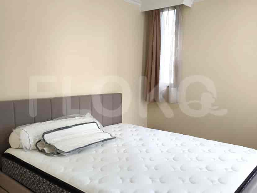 Bedroom with a bed and a pillow.
