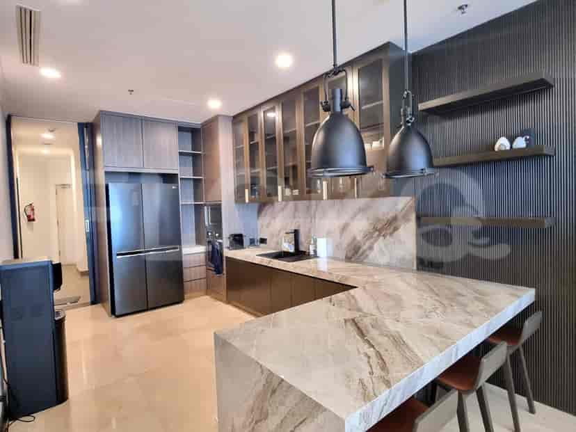 Dapur berbentuk U yang luas dengan meja marmer, lemari modern, dan peralatan stainless steel.