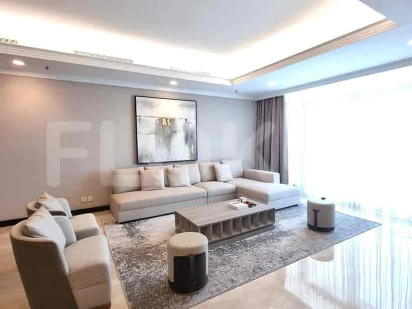 Ruang tamu modern dengan sofa sectional besar, meja kopi, dan karya seni abstrak.