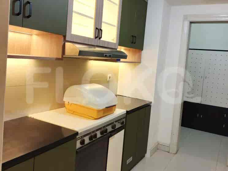 A kitchen with cabinets and appliances.