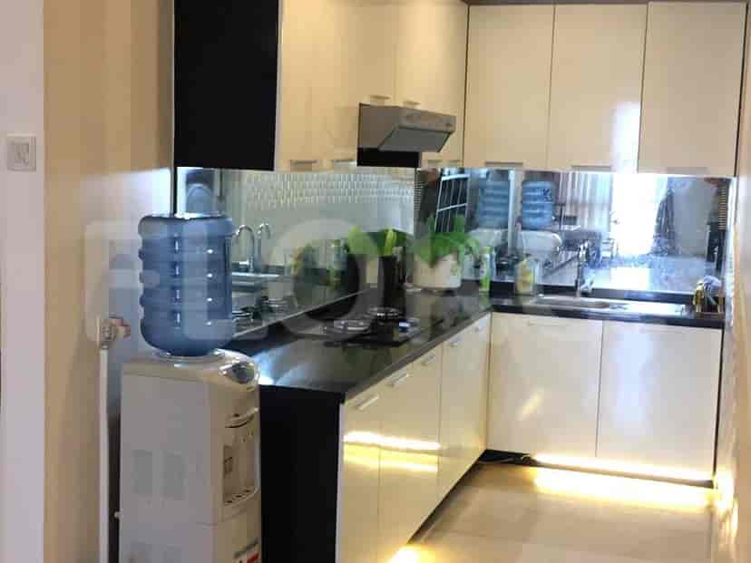 Dapur modern dengan lemari putih dan dispenser air.