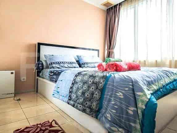 Kamar tidur lain dengan tempat tidur, jendela, dan dinding merah muda.
