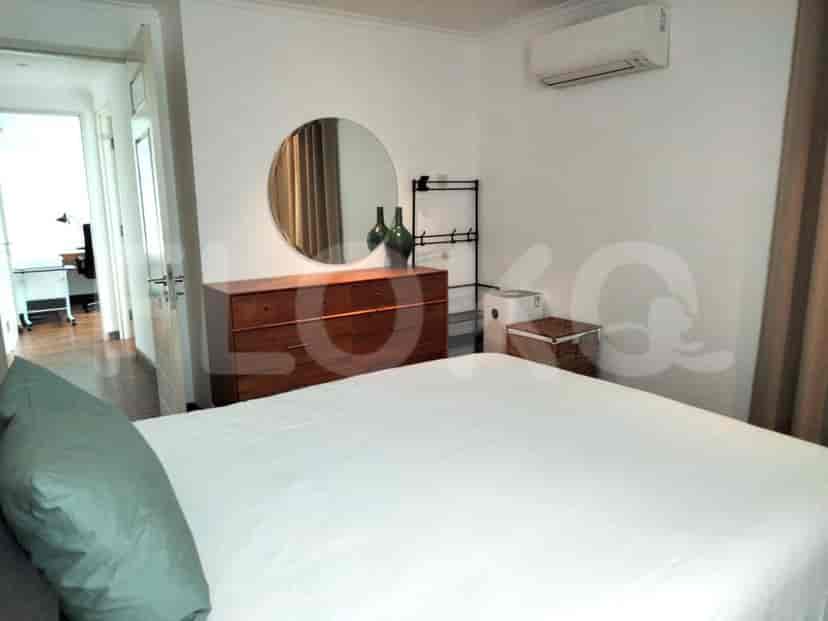 Kamar tidur dengan tempat tidur, lemari pakaian, dan cermin.