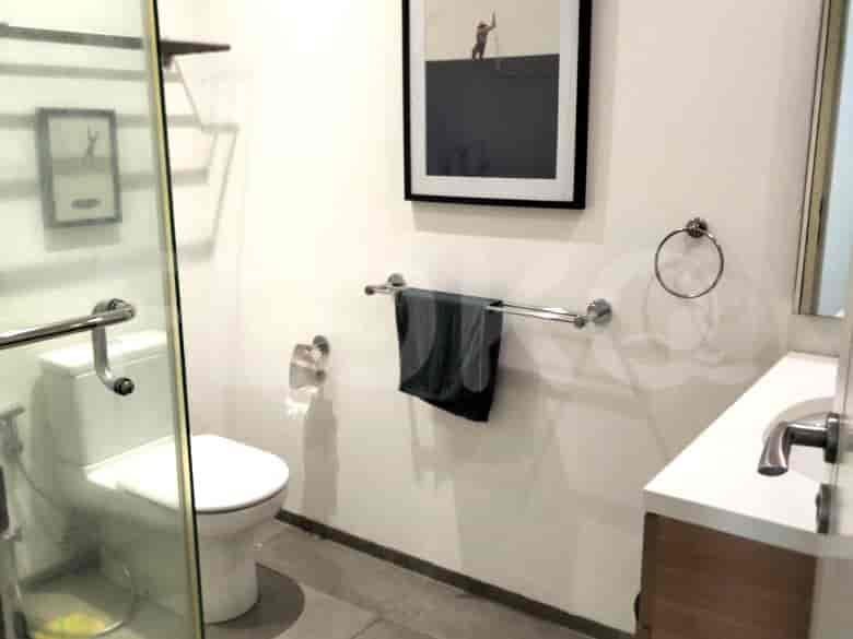 Kamar mandi dengan toilet, pancuran, dan wastafel.