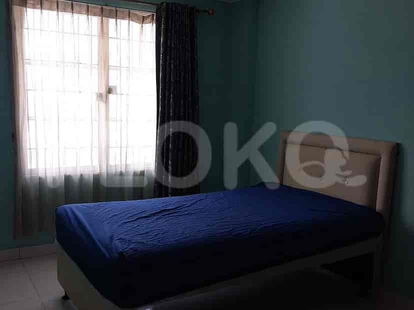 Bedroom with a single bed and blue bedsheets.
