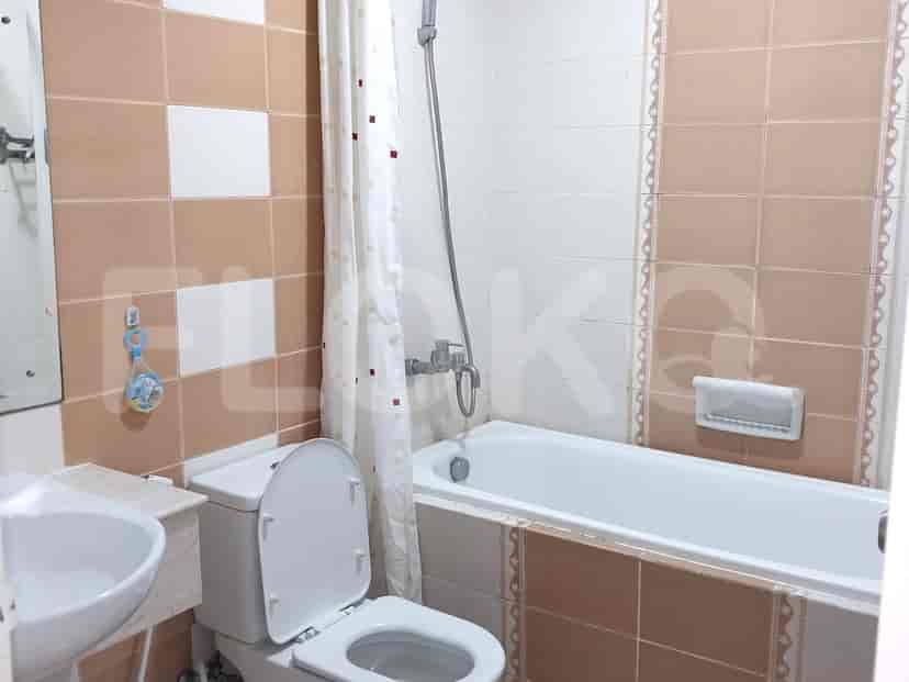 Bathroom with a bathtub and a toilet.