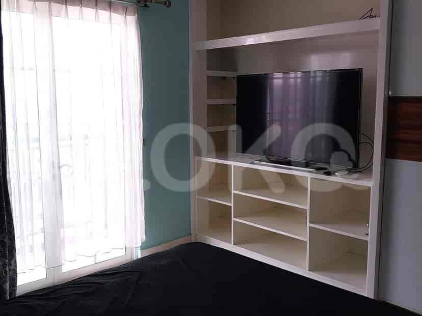 Bedroom with a bed and a TV unit.