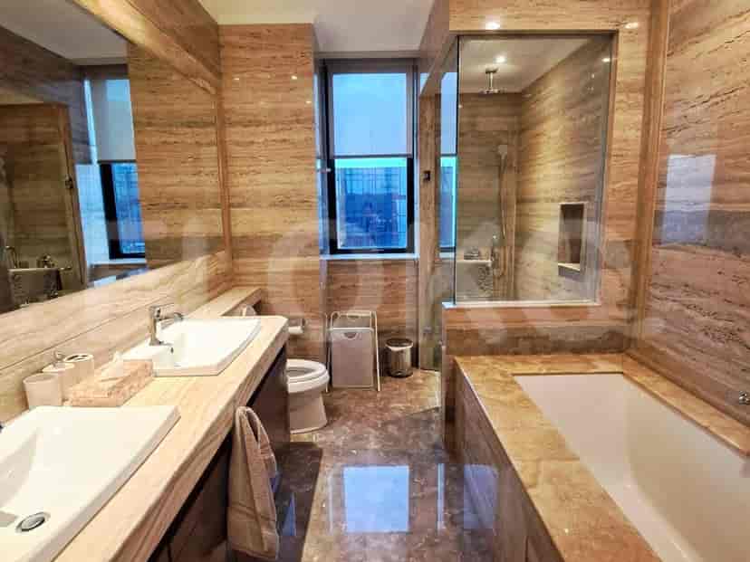 Kamar mandi modern dengan wastafel ganda, bak mandi, dan pancuran walk-in.