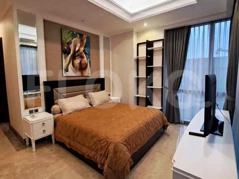 Kamar tidur mewah dengan tempat tidur ukuran king dan karya seni.