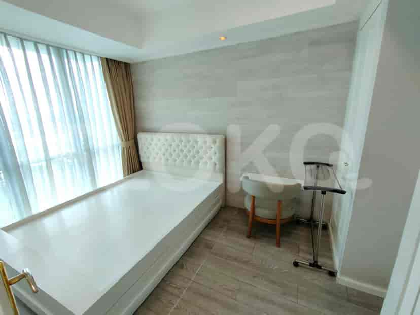 Kamar tidur dengan desain sederhana, menampilkan tempat tidur, meja, dan estetika minimalis.