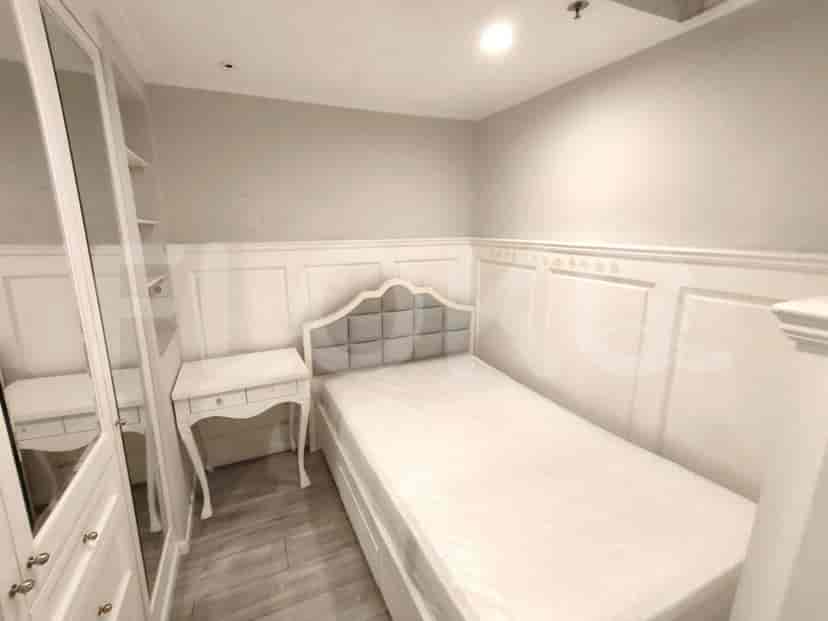 Kamar tidur yang nyaman dengan satu tempat tidur dan dekorasi sederhana yang elegan.