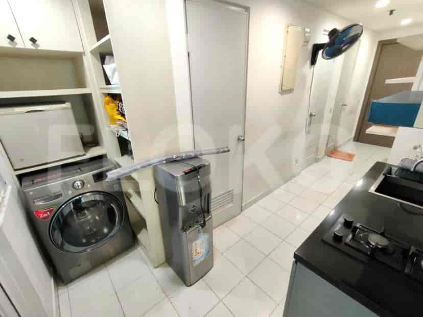 Dapur lengkap dengan fasilitas binatu dan dispenser air.