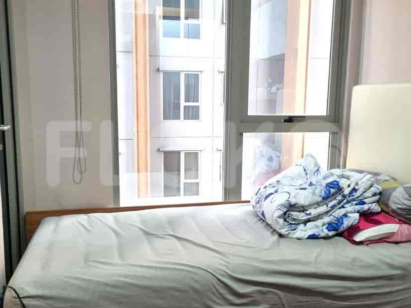A bedroom with a single bed.
