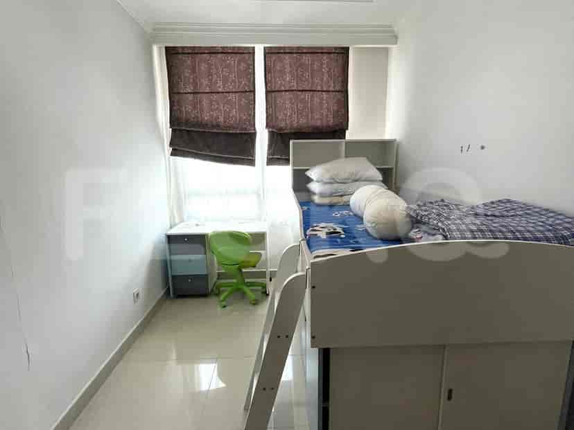 Kids' bedroom with bunk bed and desk.