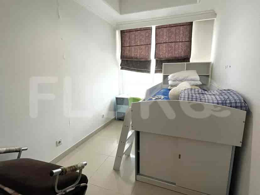 Kids bedroom with a bunk bed.